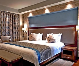 Magna Hotel and Suites
