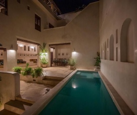 ONEWAY House Lamu Seaview Rooftop, Pool and Cook