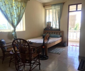 Sweet, Spacious Bedsitter with an Ocean Breeze