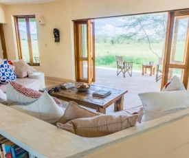 The Chui Cottage in the wild, Maasai Mara by YourHost
