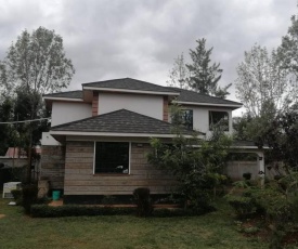 Cheerful 5-bedroom residential home with a DSQ and lots of backyard spaces