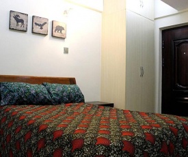 Colorful Studio with Wi-fi, parking, gym - Affordable long-term stays!