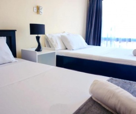 Cozy poolside 2 bed apartment 5 minutes walk to the beach