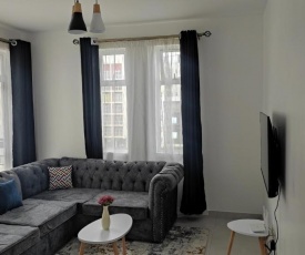 Dahlia Apartment - Stylish Bright 1BR, Pool Parking Wifi